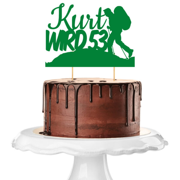 Brauner Kuchen mit Cake Topper in grüner Farbe mit Bergsteigermotiv und Geburtstagszahl